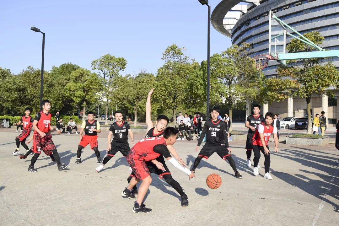 白热化比拼，运动员们争分夺秒追求胜利的简单介绍