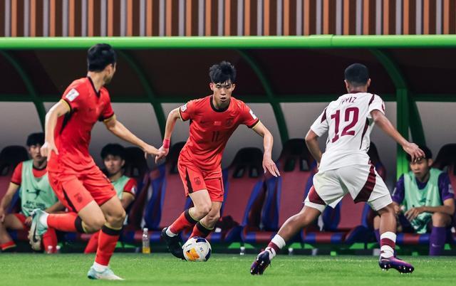 紧张比赛中取胜，队员们斩获关键胜利