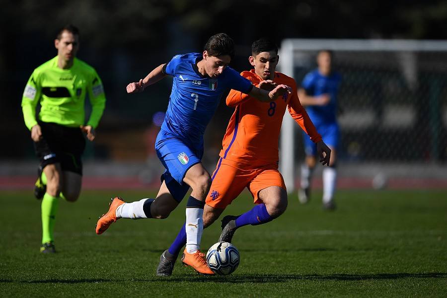 关于帕尔马击败终结不败的斯佩齐亚，保级悬念继续的信息