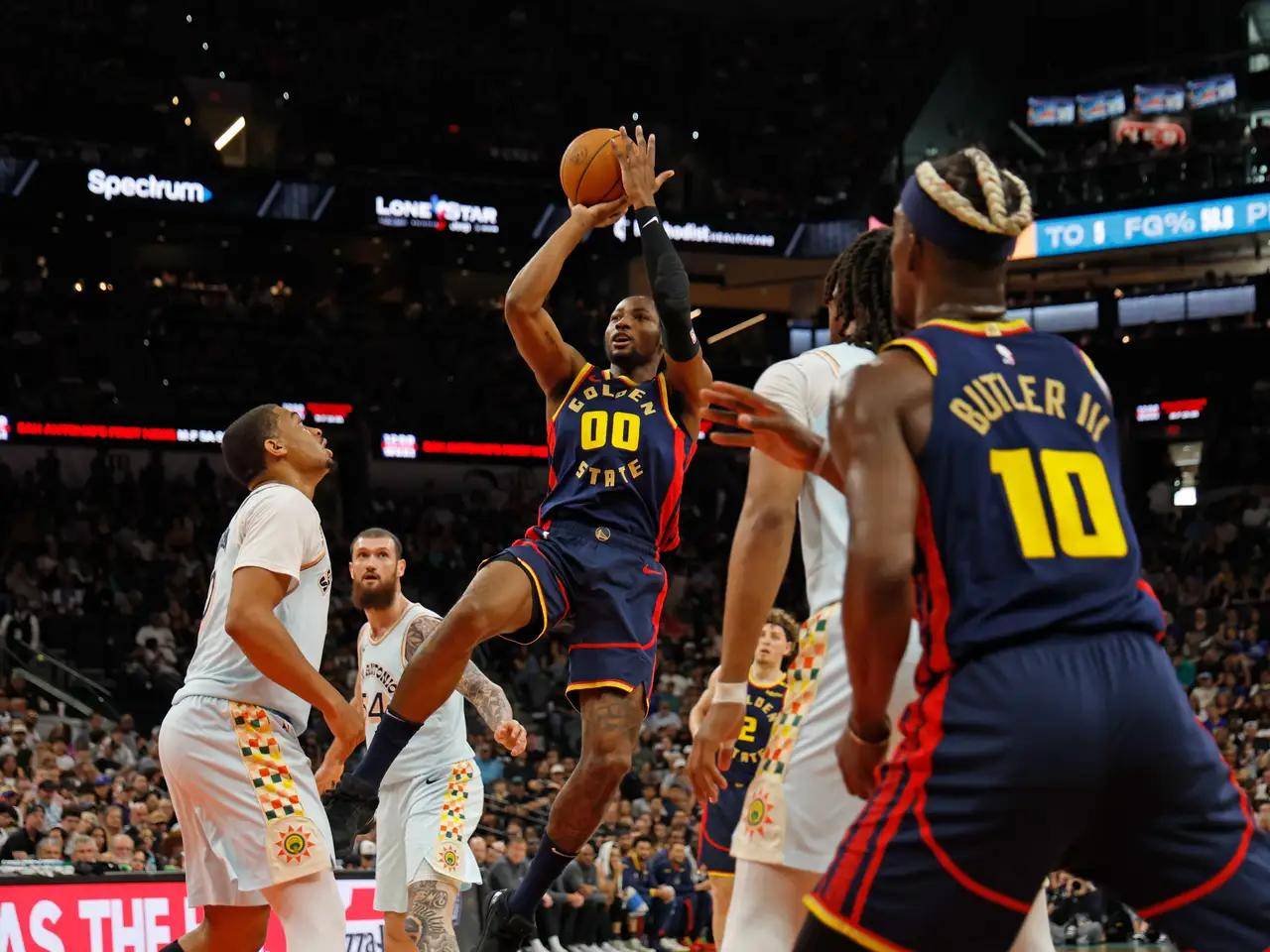 关于骑士客场大胜开拓者，洛维尔出色发挥实现逆袭的信息