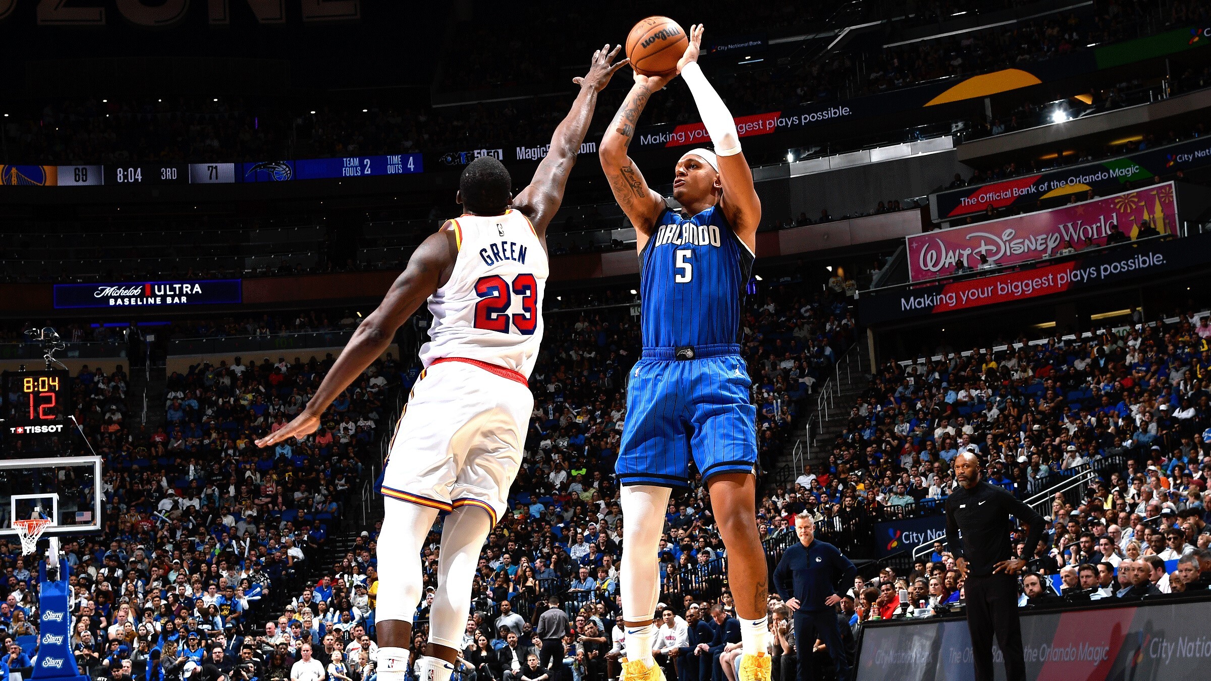 勇士四连胜登东部第一，库里绝杀魔术