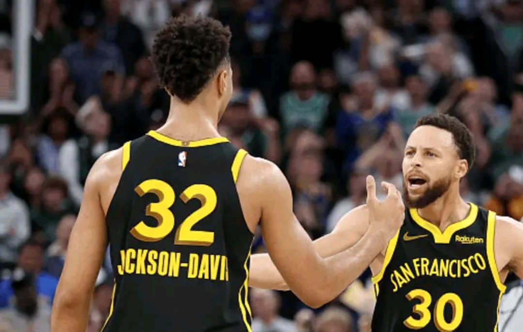 勇士四连胜登东部第一，库里绝杀魔术